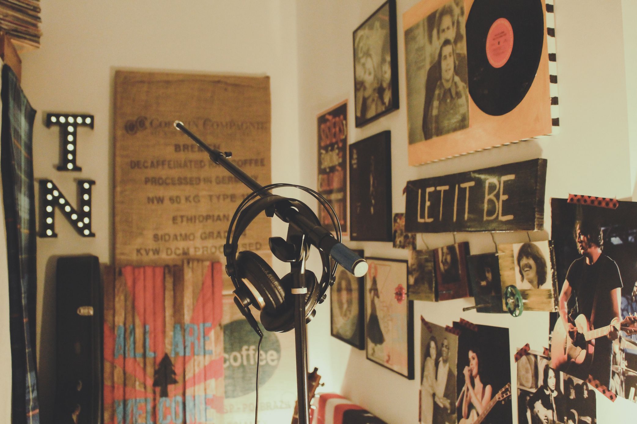 Un studio d'enregistrement avec des images d'un groupe de musique célèbre.