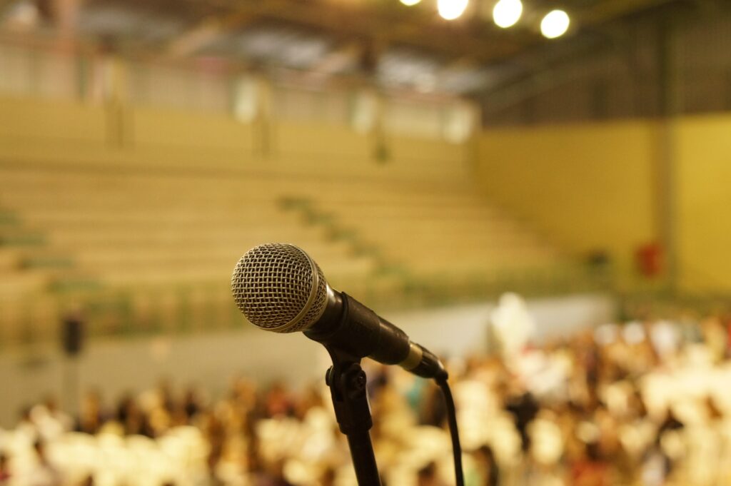 Un microphone placé dans un stade pour un spectacle.