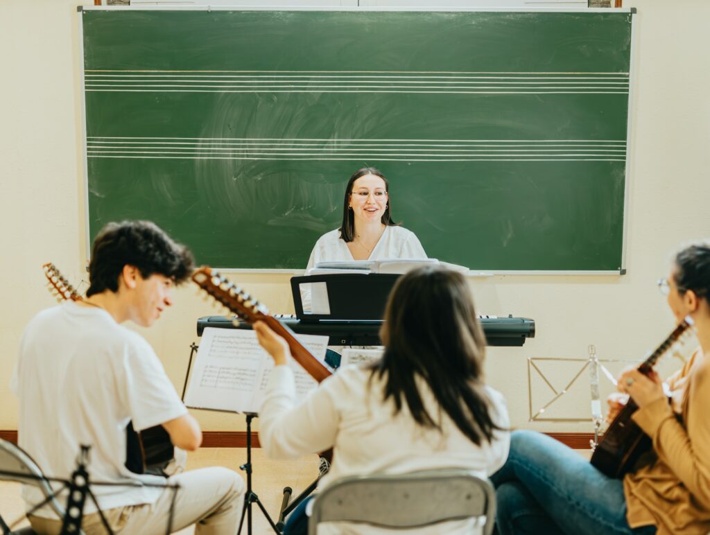 Une femme donne un cours de musique avec plusieurs instruments.