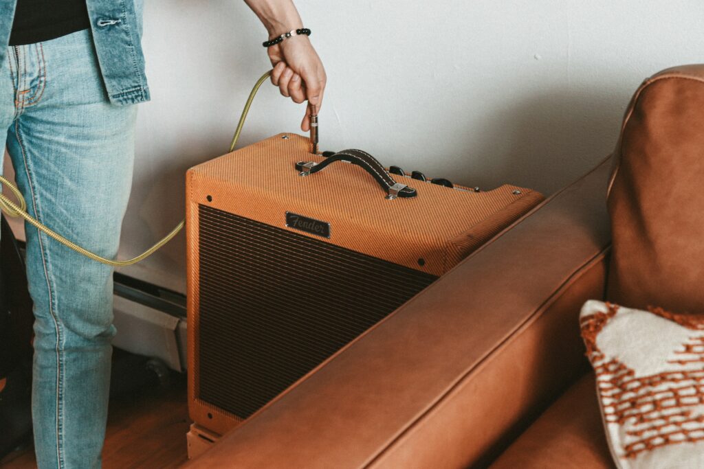 Un amplificateur au design ancien refait à neuf dans un salon.