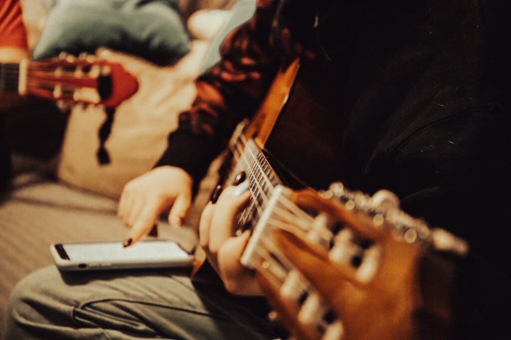 Un musicien s'accorde avec un téléphone.