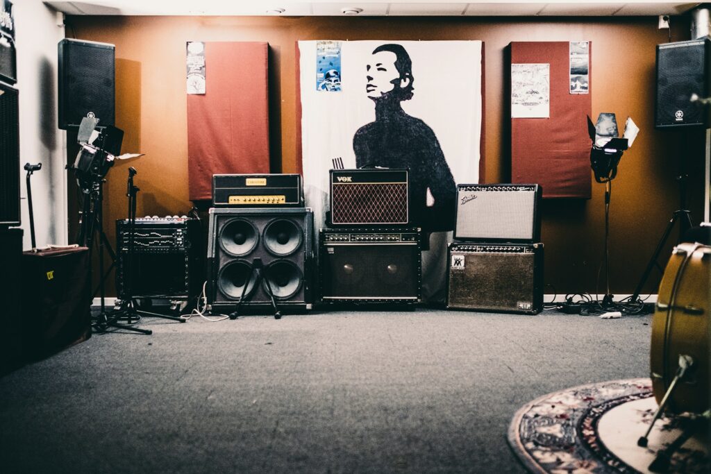Un studio d'enregistrement avec des amplis.