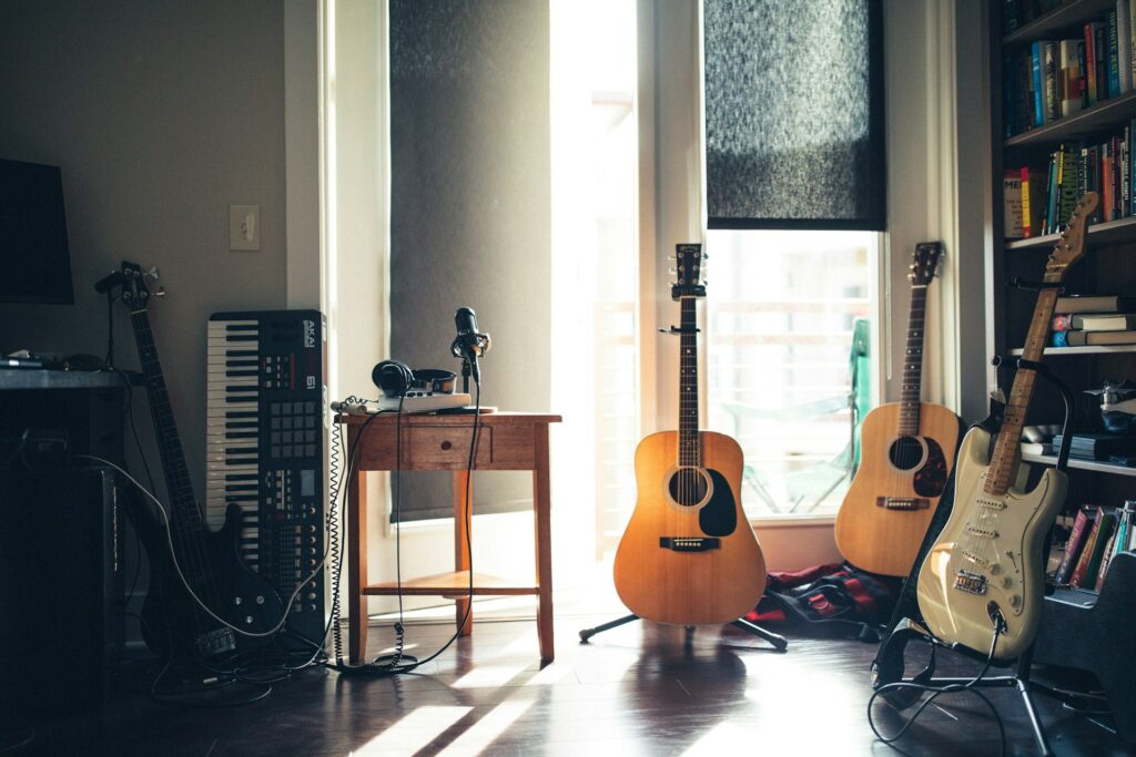 Des supports pour guitares dans un appartement.