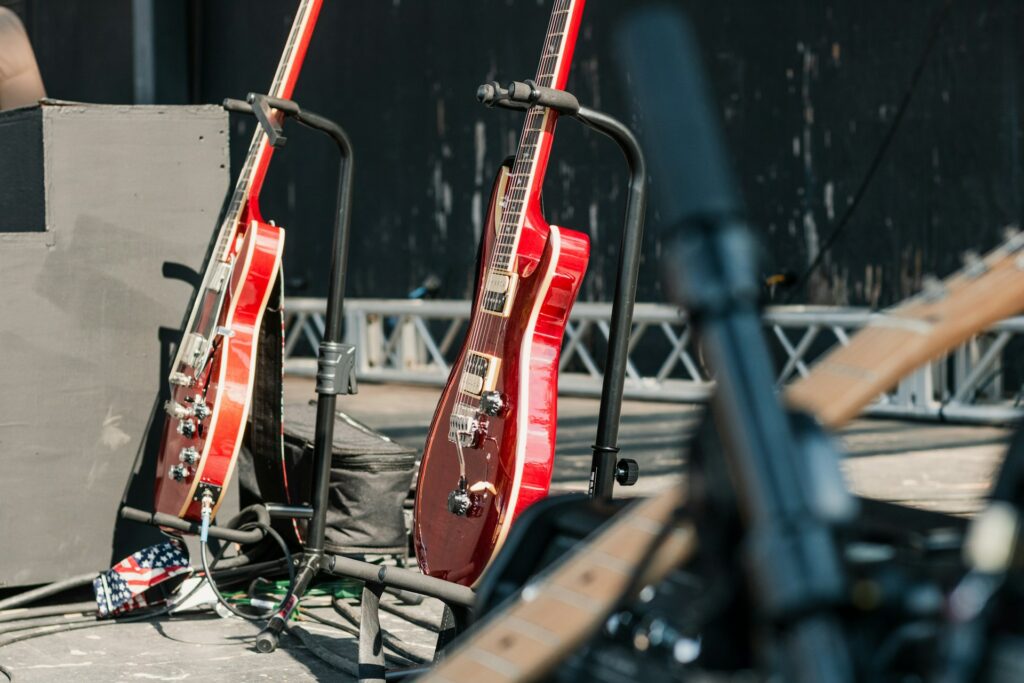 Deux supports pour guitares sur une scène de spectacle.