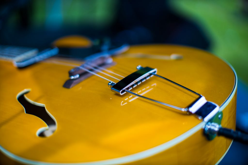 Une guitare de couleur jaune.