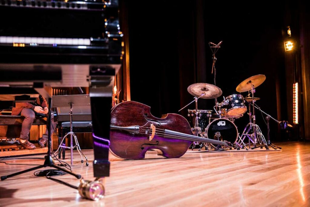 Des instruments de jazz sur le parquet lors d'un live.