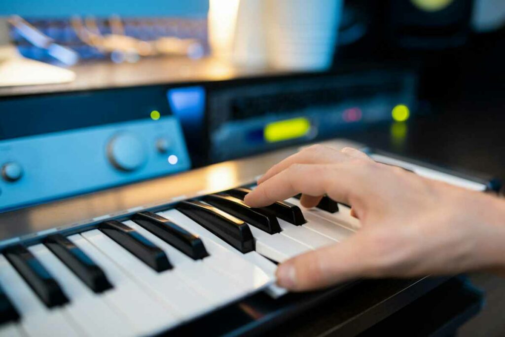 Photo de la main d'un pianiste qui joue sur son piano.