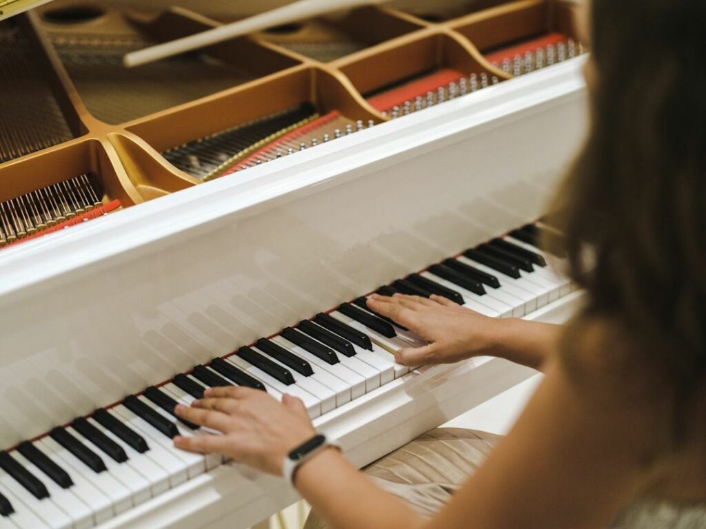 Une femme vue de haut joue un morceau de piano.