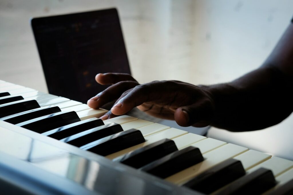 Vue d'un homme qui joue une touche de piano.