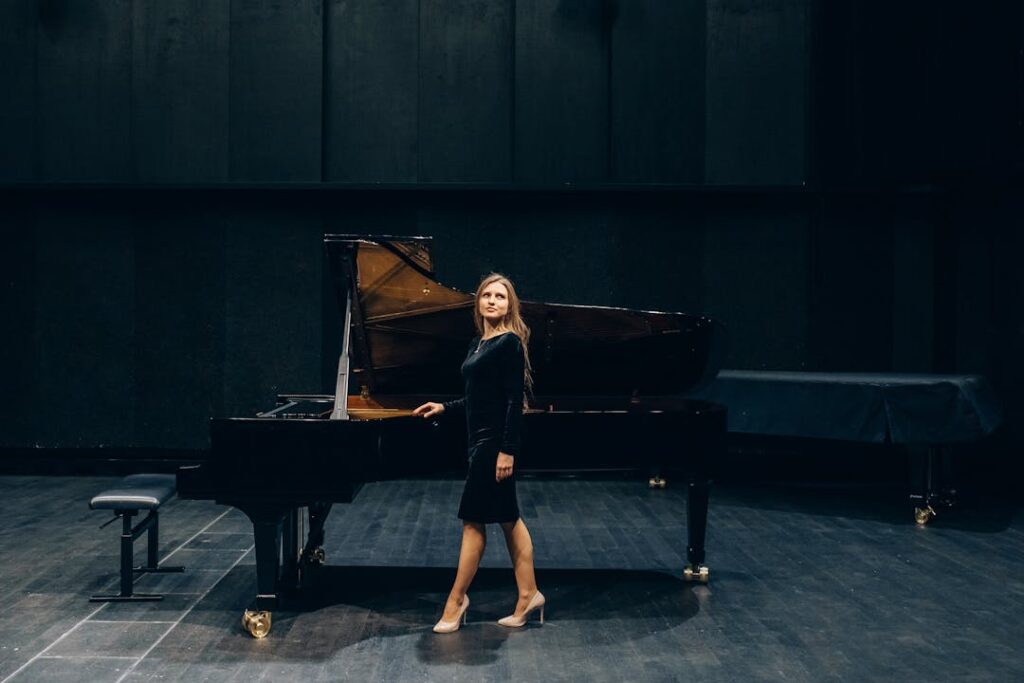 Une pianiste se tient debout devant son instrument.