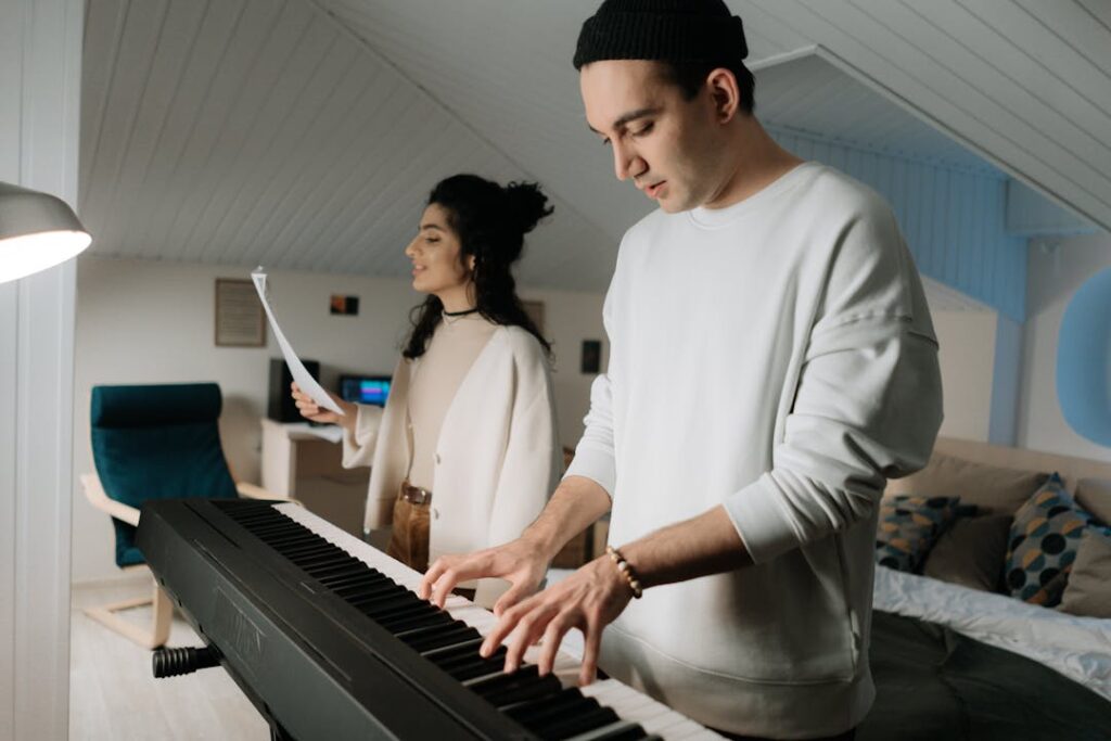 Vue d'un pianiste et d'une chanteuse dans une pièce de couleur blanche.