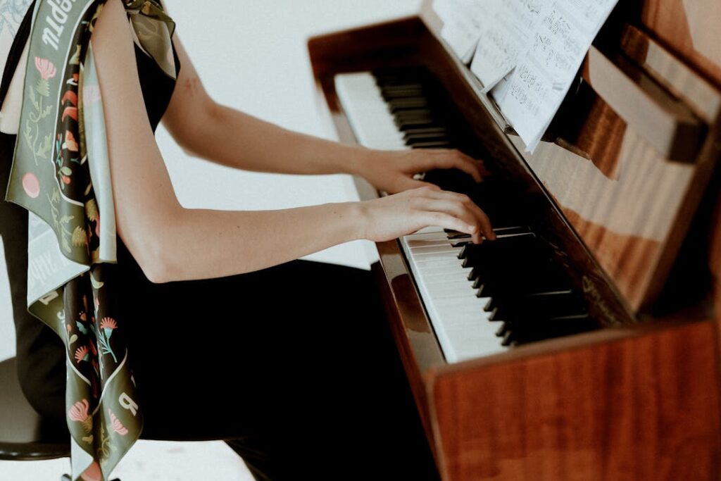 Une dame assise, se tient le dos droit et joue sur un clavier de piano.