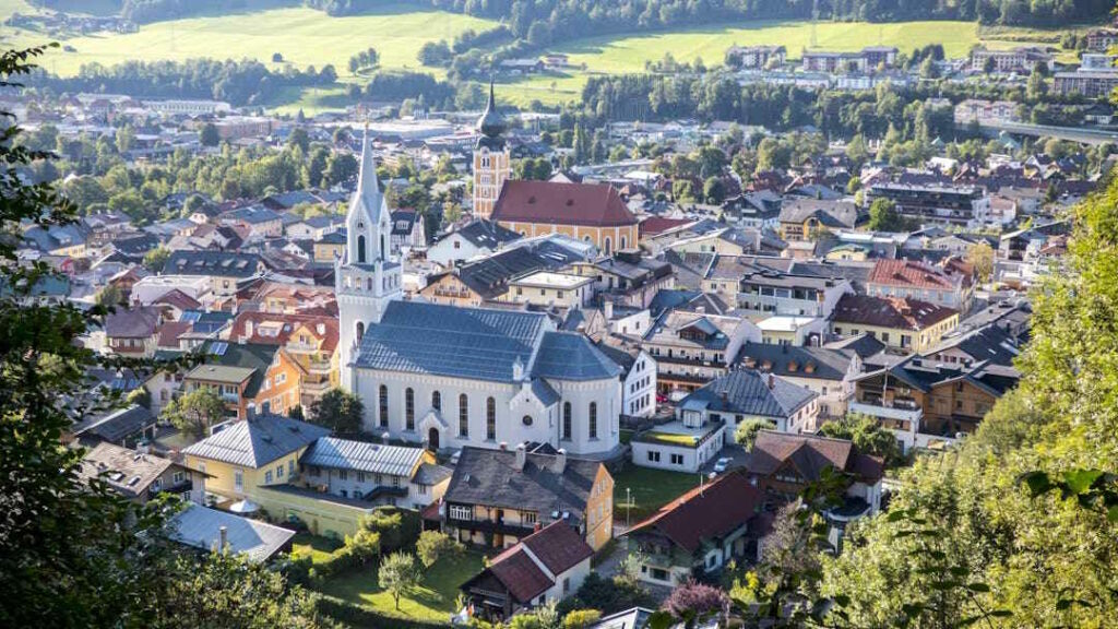 Vue aérienne d'une ville autrichienne avec son église et ses maisons.