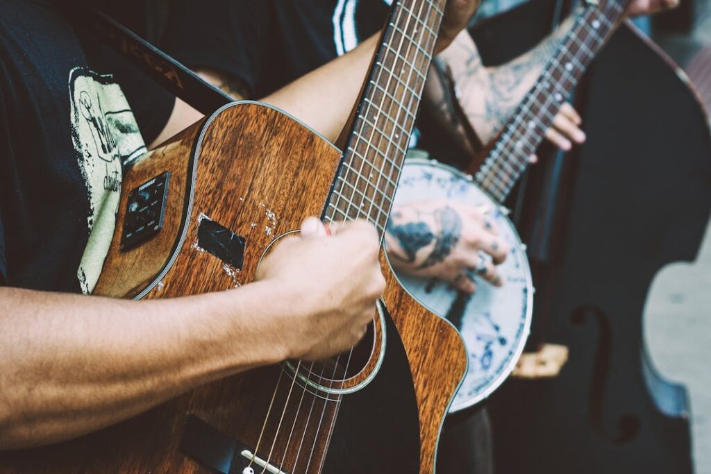 Vue rapprochée sur une guitare électro-acoustique et un banjo.