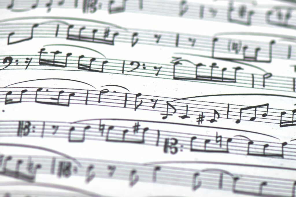 Un partition de piano avec des notes sur la portée.