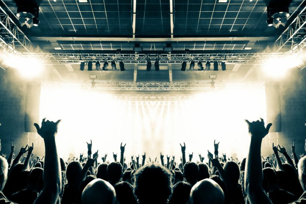 Un concert dans une salle de spectacle.