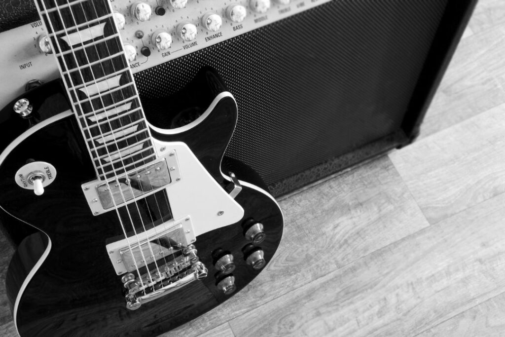 Une guitare électrique posée sur un ampli.