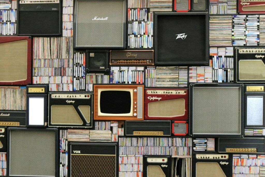 Des enceintes et vinyles vintage.