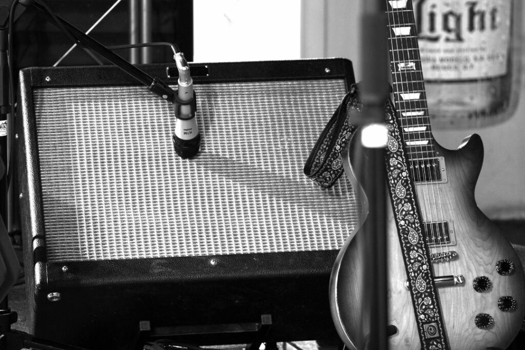 Une guitare électrique et un ampli.