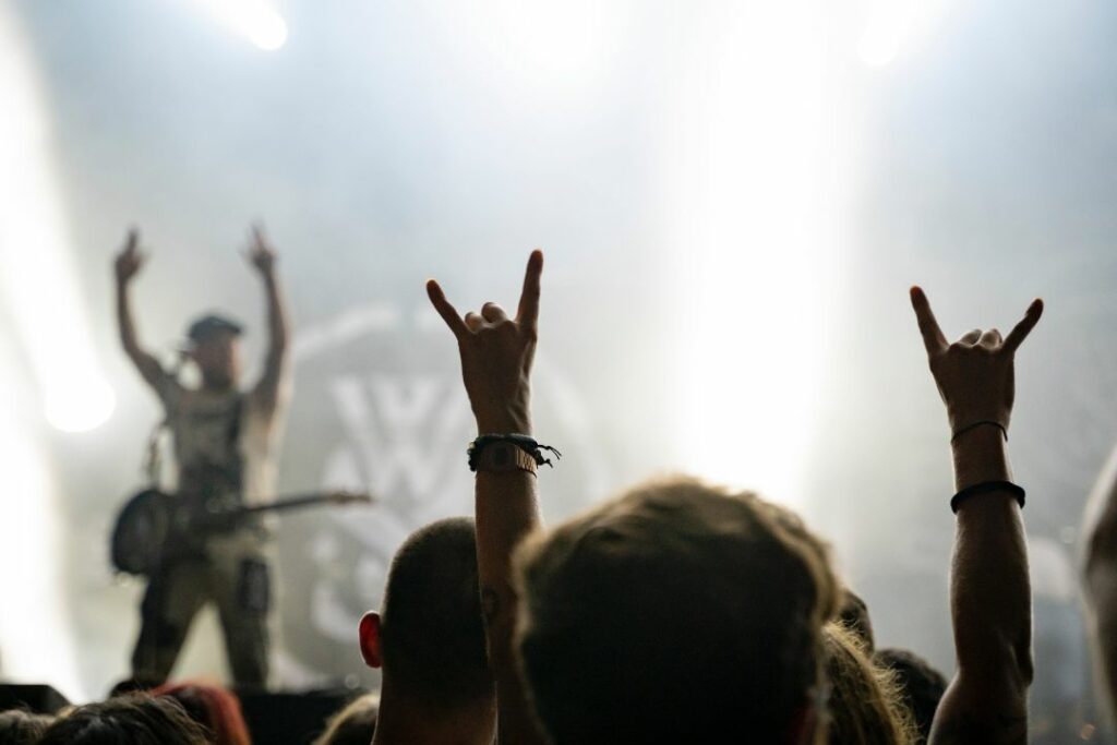 Un concert de rock dans une salle.