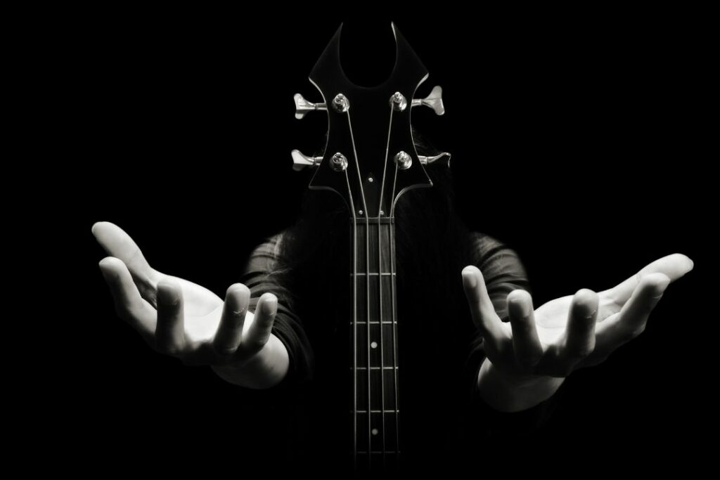 Deux mains et un manche de guitare.