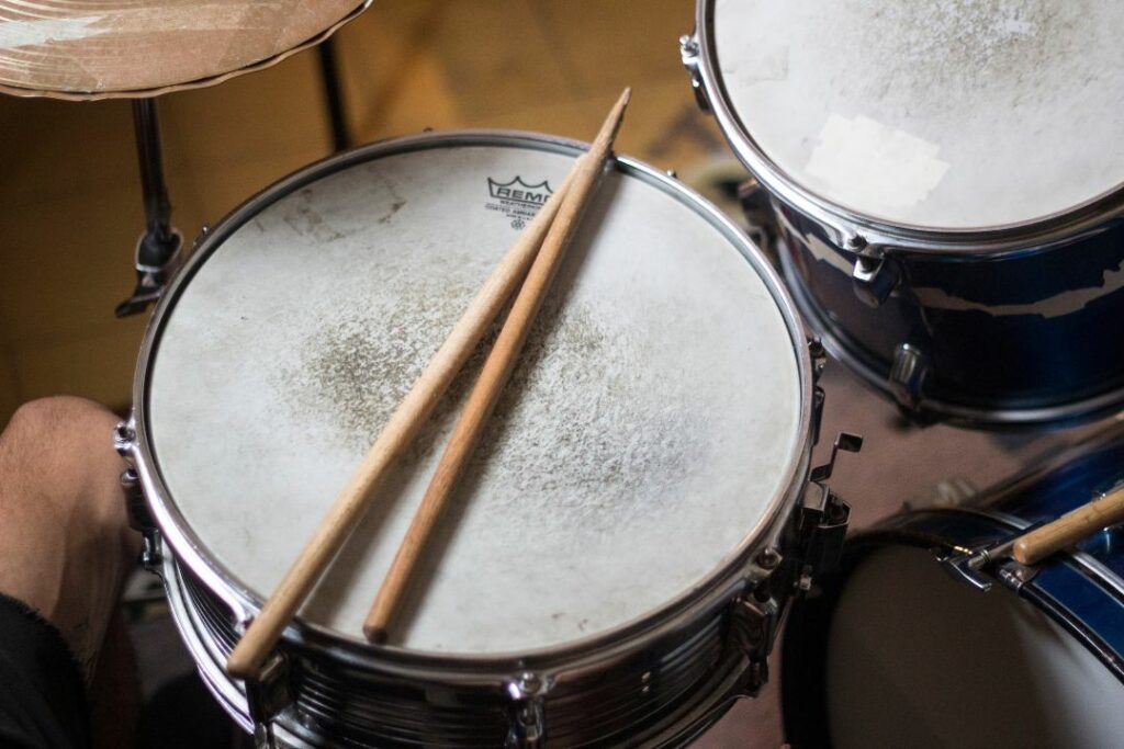 Une batterie pour un joueur de rock.