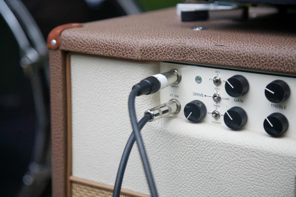 Vue rapprochée d'un ampli pour guitare ou pour basse.