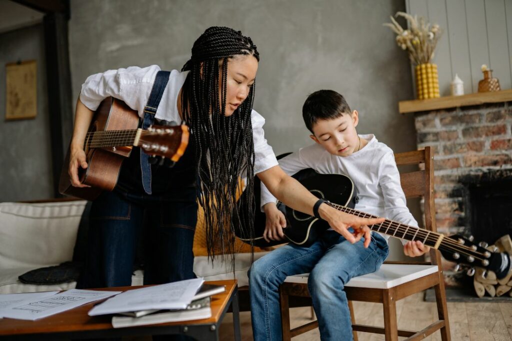 Une leçon de guitare à domicile.