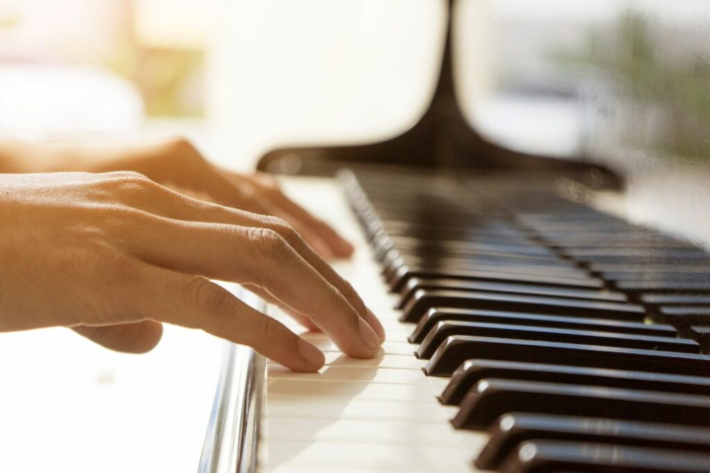 Un homme qui joue du piano.
