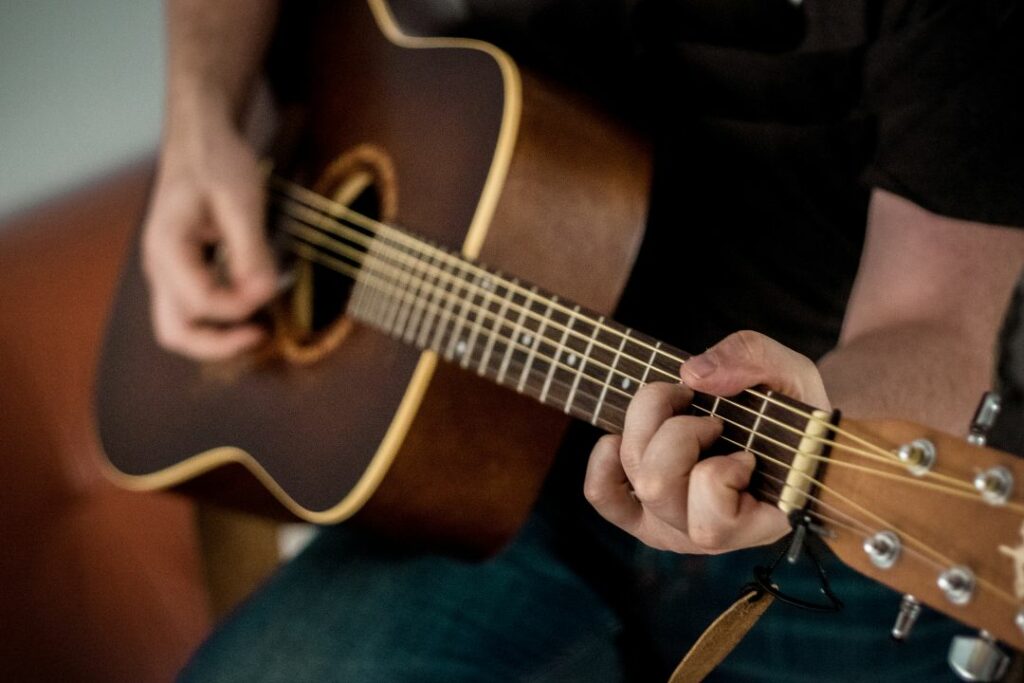 Un homme qui joue de la guitare.