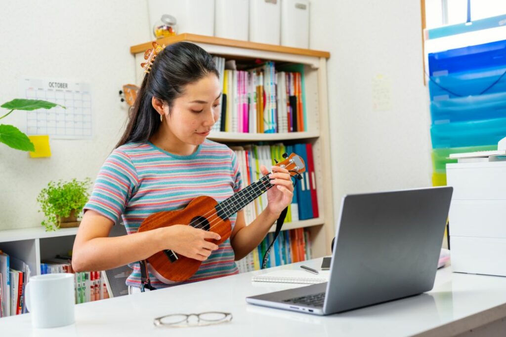 Une jeune femme qui joue du ukulele.