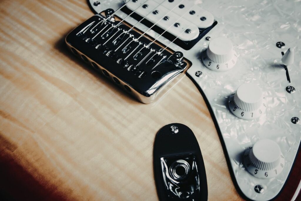 Zoom sur le chevalet d'une guitare électrique.