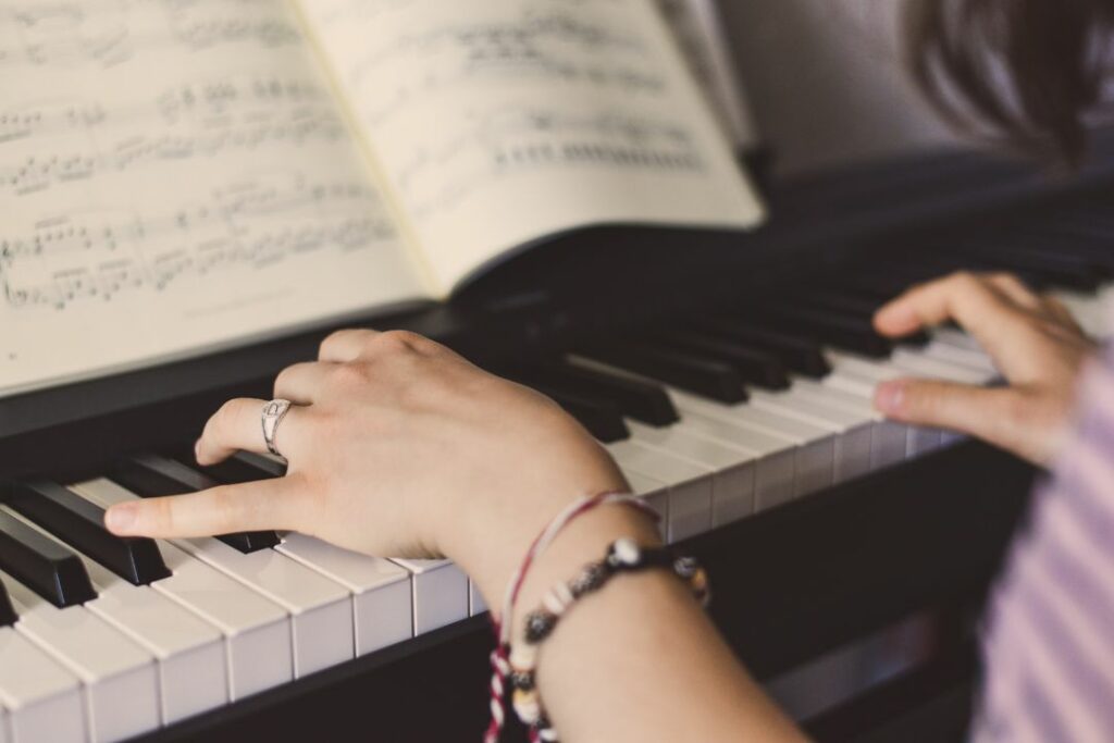 Une femme qui joue du piano.