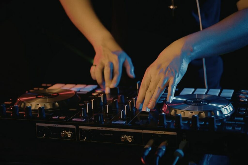 Une personne en train de mixer sur sa machine.