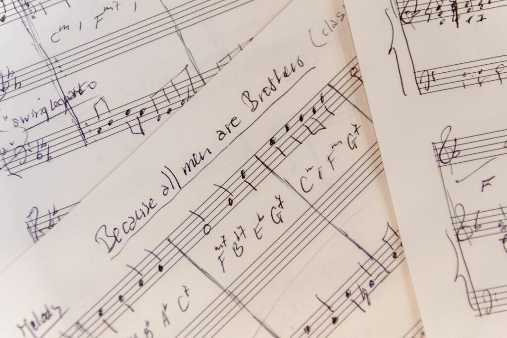 Une partition de musique écrite à la main.